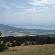 Vue sur lac de Neuchâtel et lac de Mora au fond