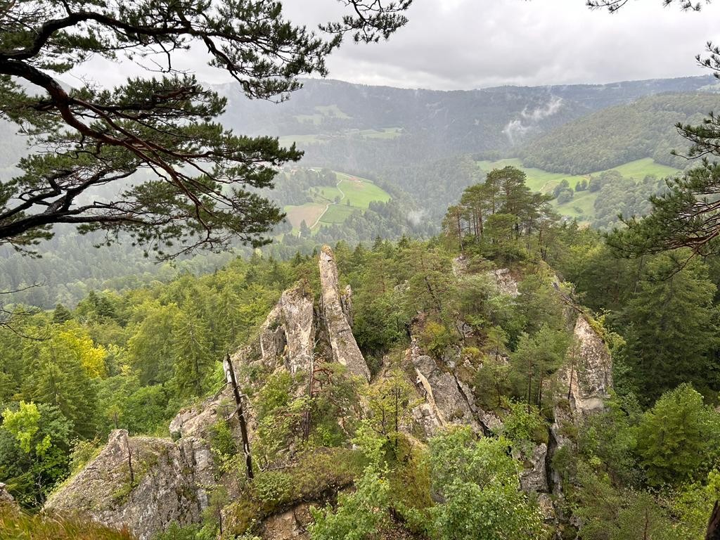 3-Vue sur les rochers depuis le belvédère du château de Cugny