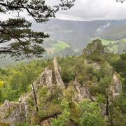 3-Vue sur les rochers depuis le belvédère du château de Cugny