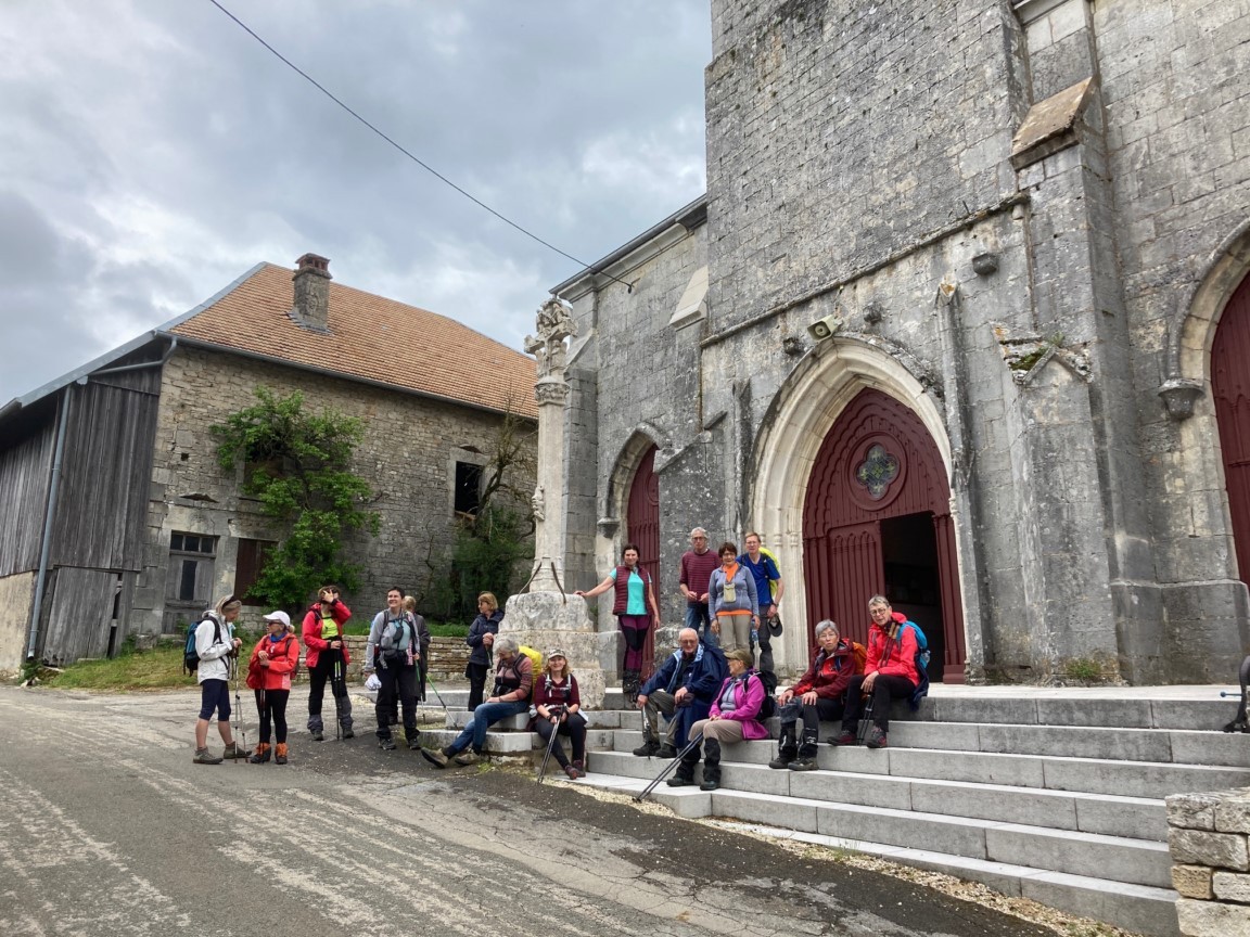 Groupe devant la croix du XVe - Eglise Amathay-Vésigneux 